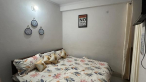 The Comfort Corner Inn- Room & Kitchen - Couple Friendly - 7-8 km Drive from Airport
